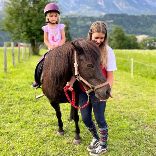 Kind reitet auf Pony